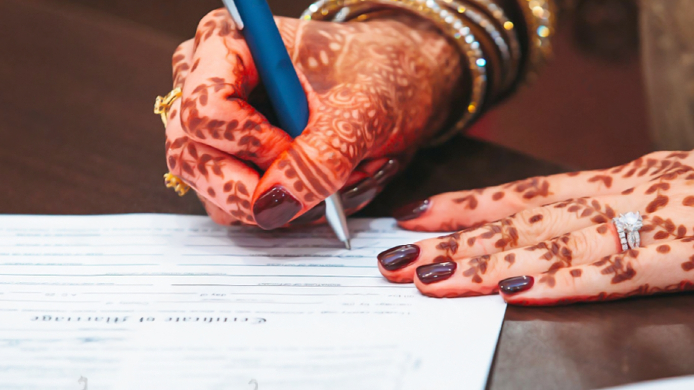 Bride signing marriage certificate in delhi - court marriage in delhi